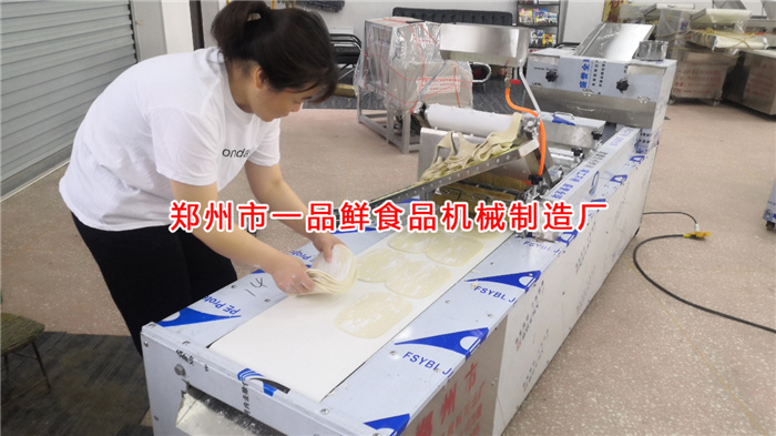 工作人員對(duì)客戶訂購設(shè)備進(jìn)行調(diào)試生產(chǎn)